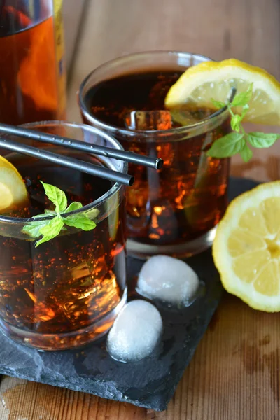 Two glasses of Cuba Libre cocktail — Stock Photo, Image