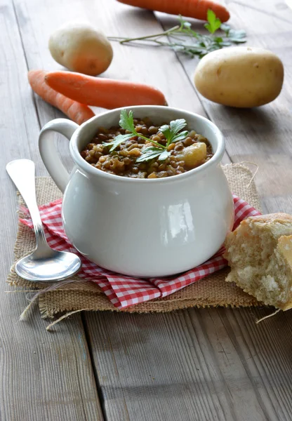 Kom van linze stoofpot met aardappelen — Stockfoto