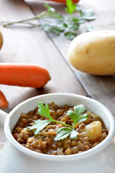 Kom van linze stoofpot met aardappelen — Stockfoto