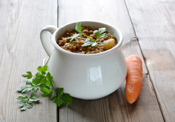 Kom van linze stoofpot met aardappelen — Stockfoto