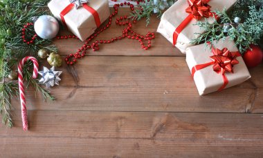 Tarafından hediyeler eşliğinde yılbaşı süsleri