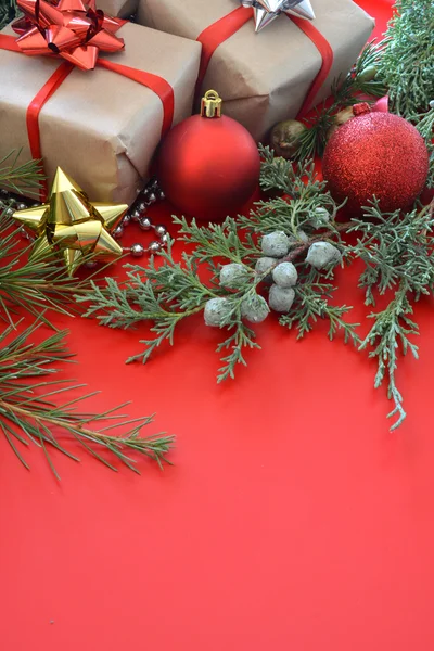 Vánoční ozdoby spolu s dárky Stock Snímky