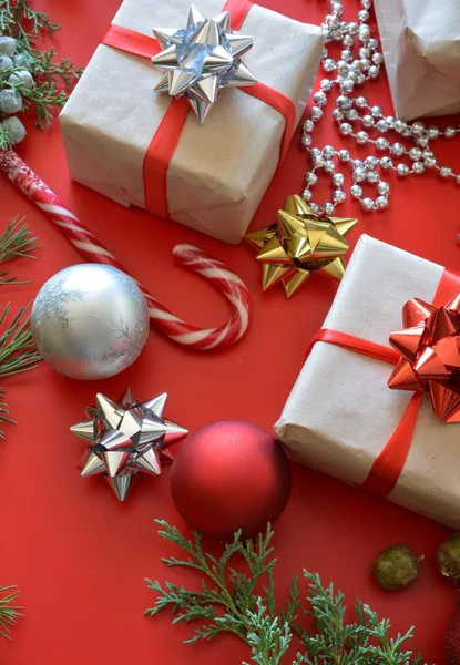 Decoraciones navideñas acompañadas de regalos Fotos De Stock