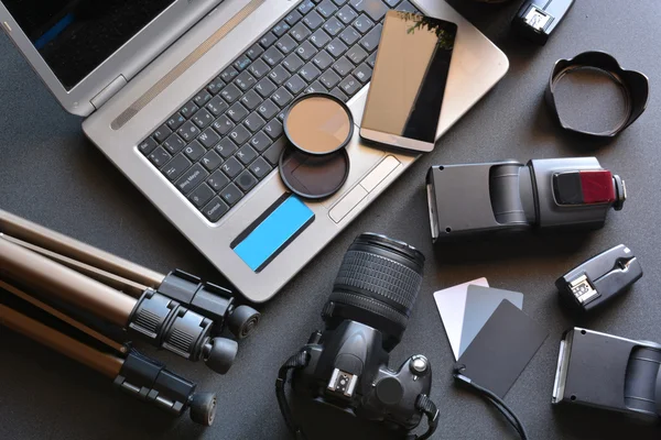 Bureau avec matériel de photographie — Photo