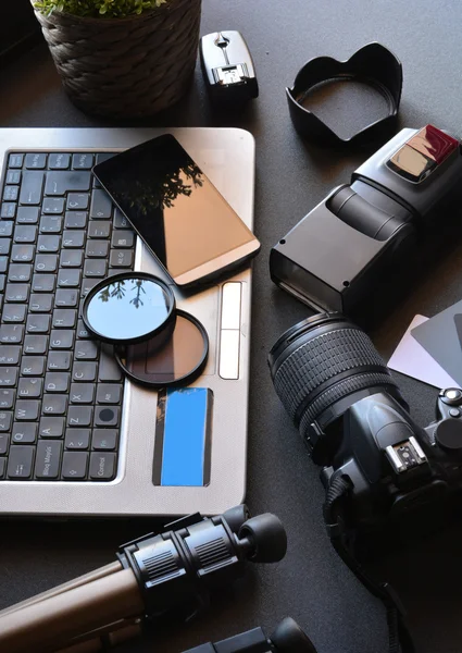Skrivbord med fotografering utrustning — Stockfoto