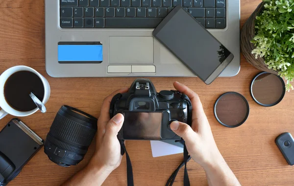 Skrivbord med fotografering utrustning — Stockfoto