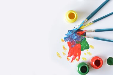 suluboya ve fırçalar