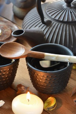 Siyah tarafından tütsü eşliğinde çay bardak