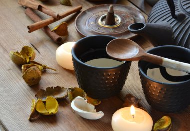 Siyah tarafından tütsü eşliğinde çay bardak