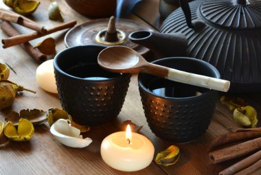 Siyah tarafından tütsü eşliğinde çay bardak