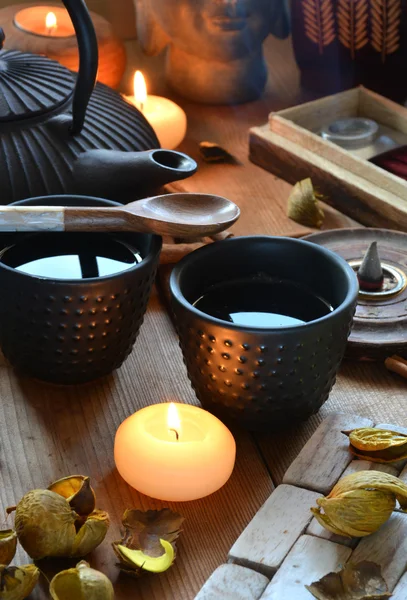 Tazas de té negro acompañadas de incienso —  Fotos de Stock