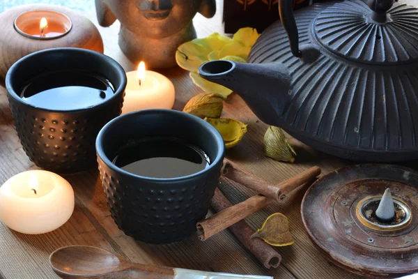 Tazas de té negro acompañadas de incienso —  Fotos de Stock