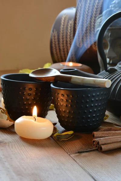 Tazas de té negro acompañadas de incienso —  Fotos de Stock