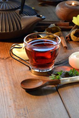 tarafından tütsü eşliğinde kırmızı çay bardak