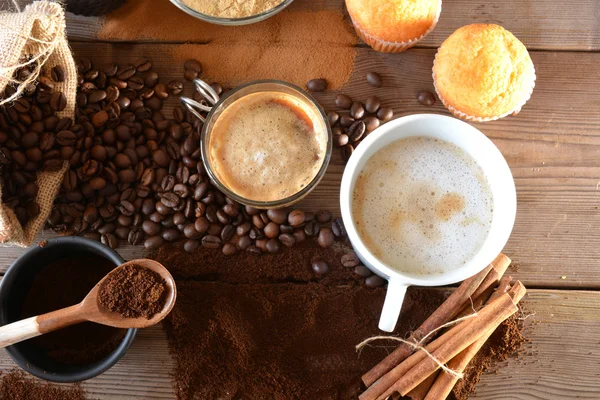 Tasse heißen Kaffee mit Muffins — Stockfoto