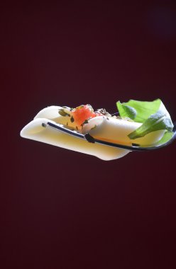 çatal makarna, kekik ve domates ile