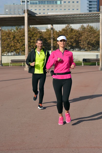 Pareja practicando running en la ciudad —  Fotos de Stock