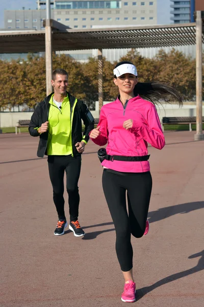 Pareja practicando running en la ciudad —  Fotos de Stock