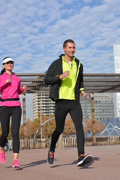 Casal praticando corrida na cidade — Fotografia de Stock