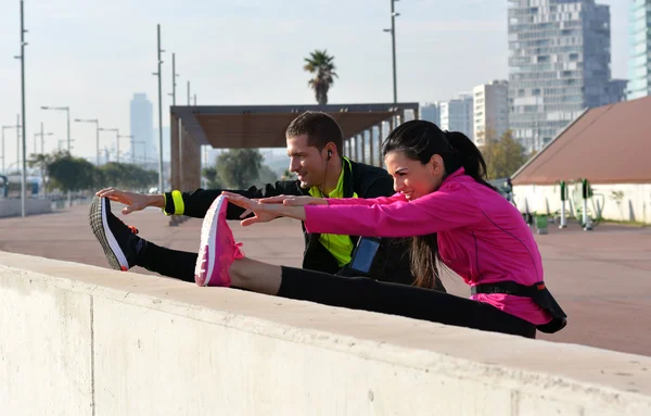 Casal praticando corrida na cidade — Fotografia de Stock