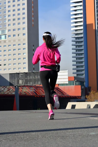 Frau übt Laufen in der Stadt — Stockfoto