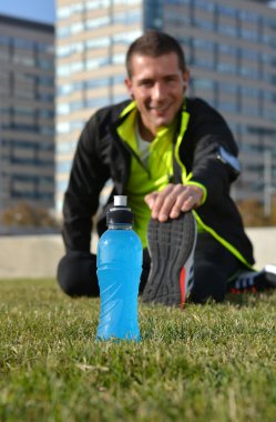 Erkek sporcu bacaklarını açıyor. 