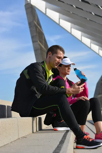 Couple de coureurs à la recherche d'une application — Photo