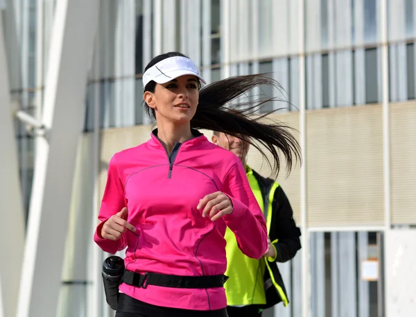 Casal praticando corrida na cidade — Fotografia de Stock