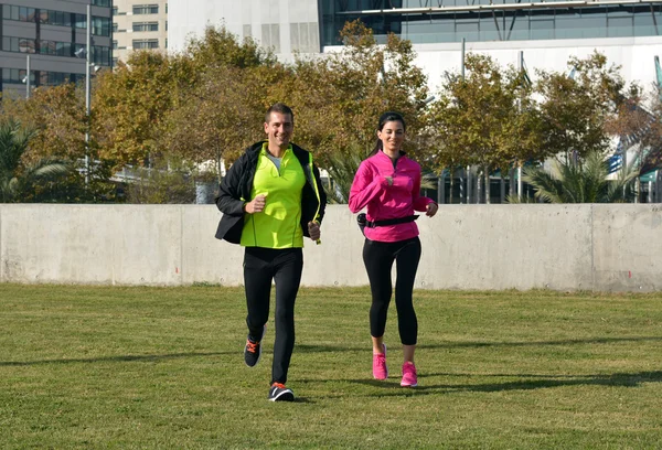 Casal praticando corrida na cidade — Fotografia de Stock