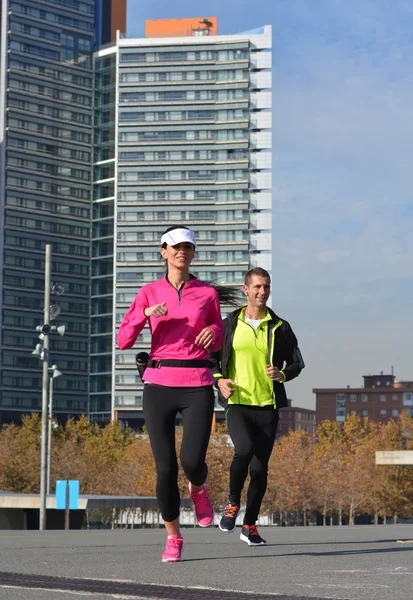 Pareja practicando running en la ciudad —  Fotos de Stock