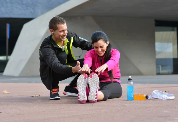 Paar beim Stretching — Stockfoto