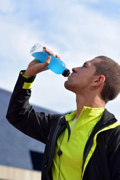 Atleta masculino a beber —  Fotos de Stock