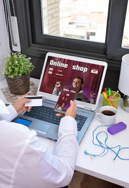 Man buying things over the internet — Stock Photo, Image