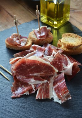 iştah açıcı jambon Serrano ekmek ile kavrulmuş 