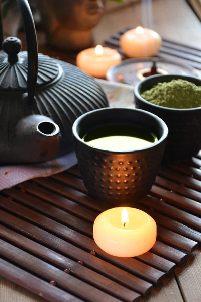 Xícaras cheias de chá japonês — Fotografia de Stock