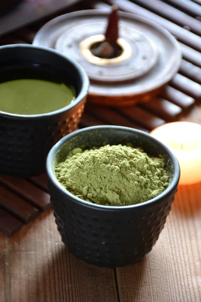 Tassen mit japanischem Tee gefüllt — Stockfoto