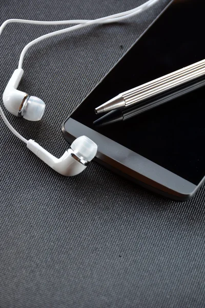 Mobile phone with pen — Stock Photo, Image