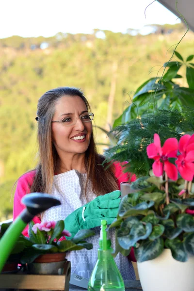 Женщина, занимающаяся садоводством — стоковое фото