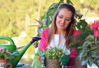 Bahçe Teras kadının yapması çalışır 