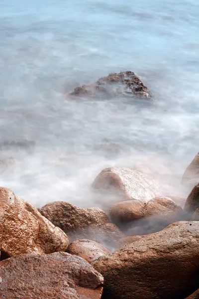 Onde che si infrangono sulle rocce del mare — Foto Stock