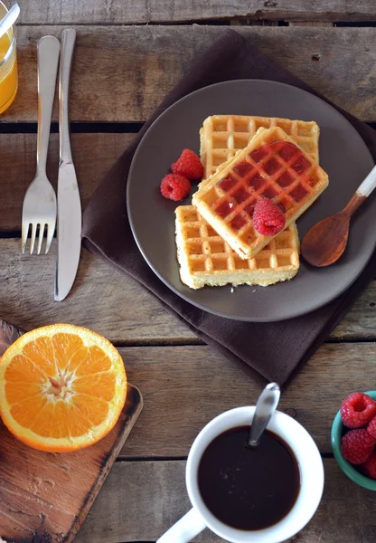 Prato de waffles com marmelada de framboesa — Fotografia de Stock