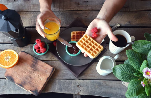 Fotografia aérea de pessoa com waffles café da manhã com marmal — Fotografia de Stock