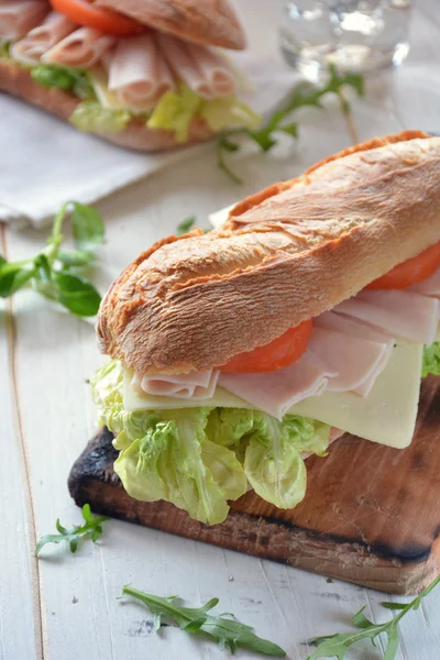 Sandwich mit Käse und Putenschinken — Stockfoto