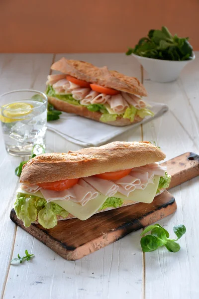 Sandwich mit Käse und Putenschinken — Stockfoto