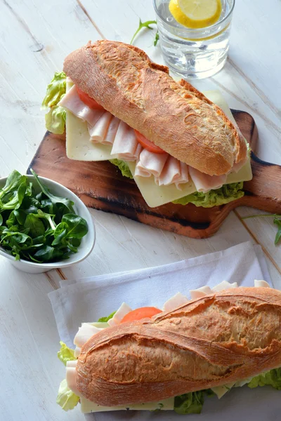 Sandwich mit Käse und Putenschinken — Stockfoto