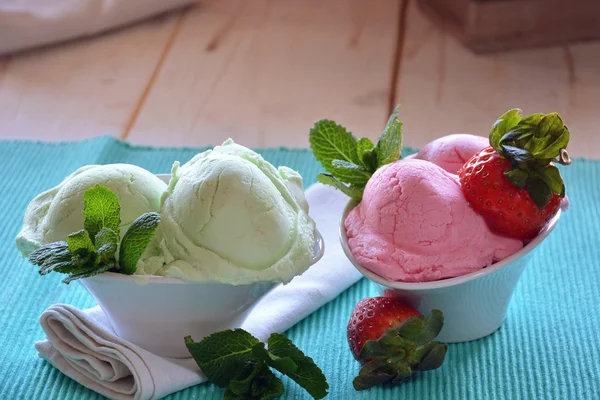 Ice cream of various flavors — Stock Photo, Image