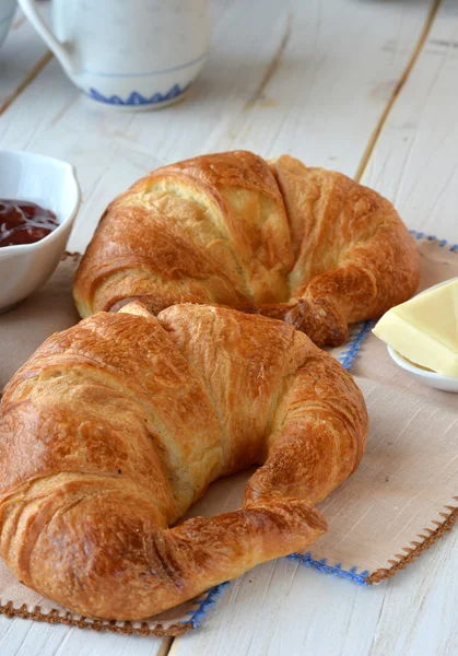 Mesa con croissants — Foto de Stock