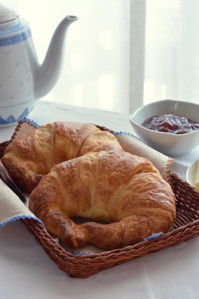 Tabela com croissants — Fotografia de Stock