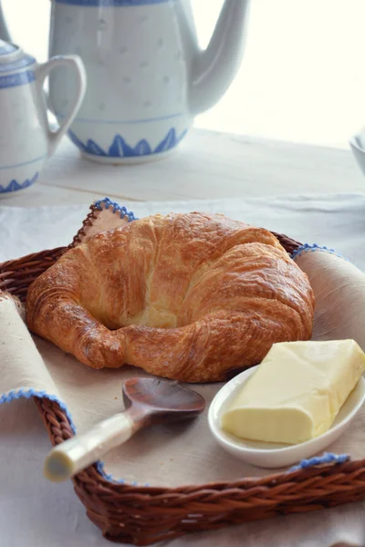 Croissant, asztal — Stock Fotó