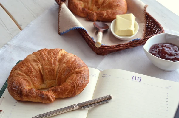 Croissant engedélykérelemhez lekvár — Stock Fotó
